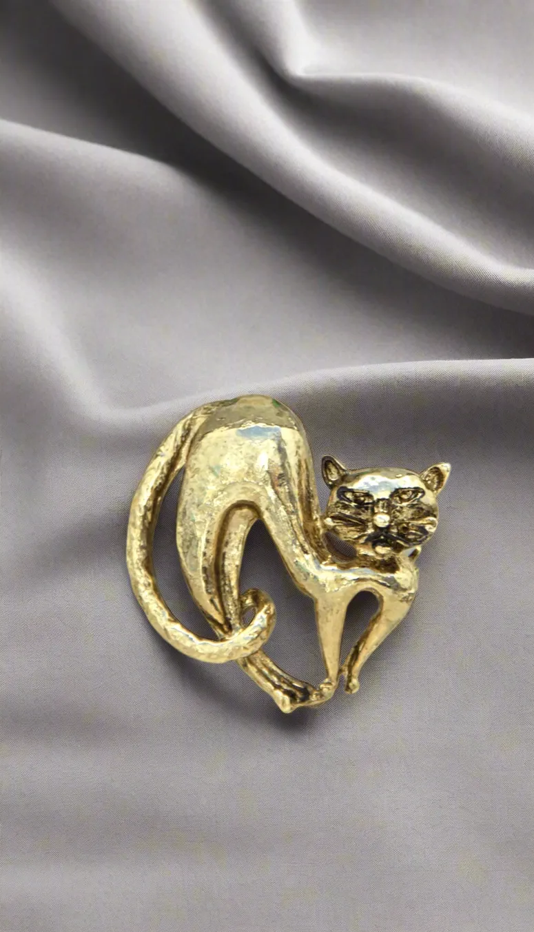 Hunching Cat Gold Brooch / Scarf Pin