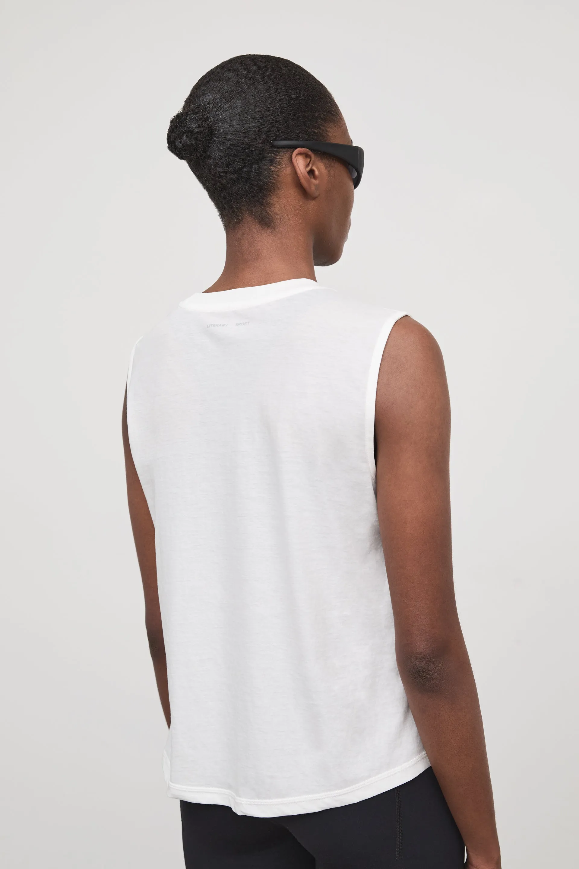 NAOMI SLEEVELESS T-SHIRT