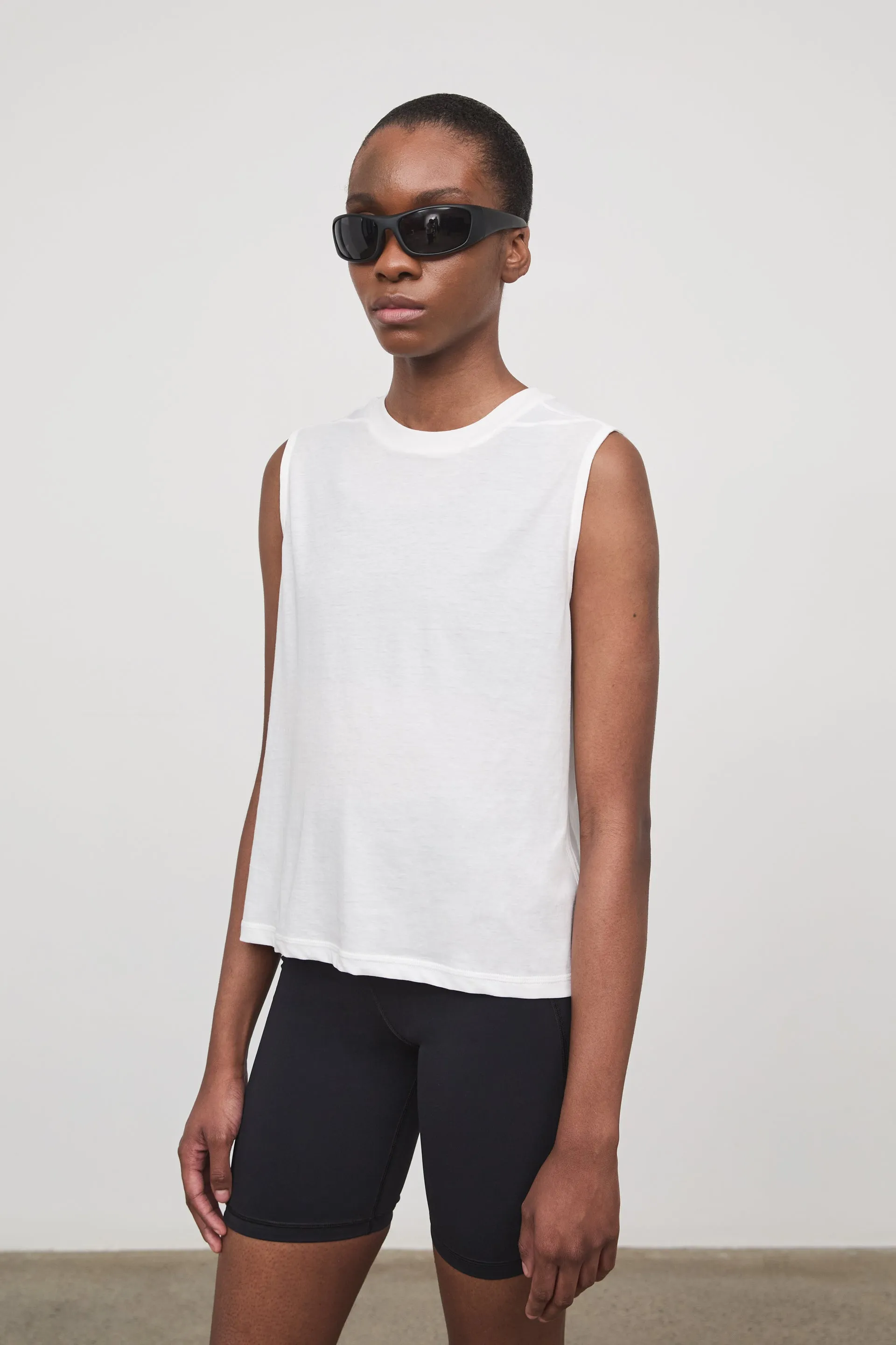 NAOMI SLEEVELESS T-SHIRT