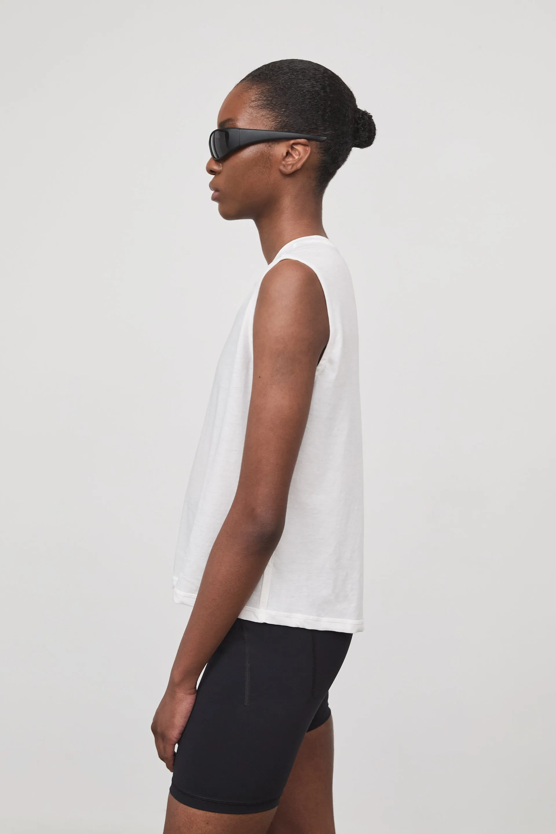 NAOMI SLEEVELESS T-SHIRT