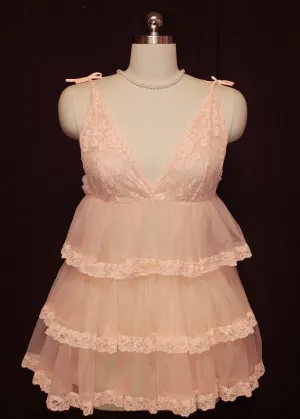 *VINTAGE LACE & SHEER NYLON BABY DOLL GRAND SWEEP SHORTY NIGHTGOWN WITH ADORABLE TIERED FLOUNCES IN PEACH BLOSSOM - NEARLY 17 FEET IN CIRCUMFERENCE